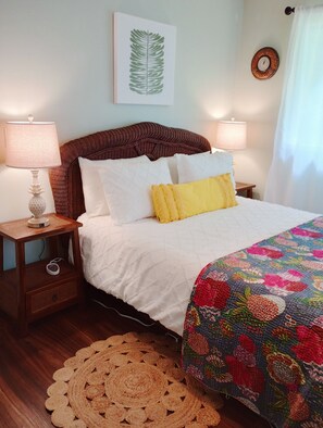 3 bedrooms, iron/ironing board, travel cot, free WiFi - The Jungalow is a charming renovated bungalow minutes from Volcano National Park (Volcano)