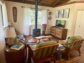 Smart TV, fireplace, DVD player - The Jungalow is a charming renovated bungalow minutes from Volcano National Park (Volcano)