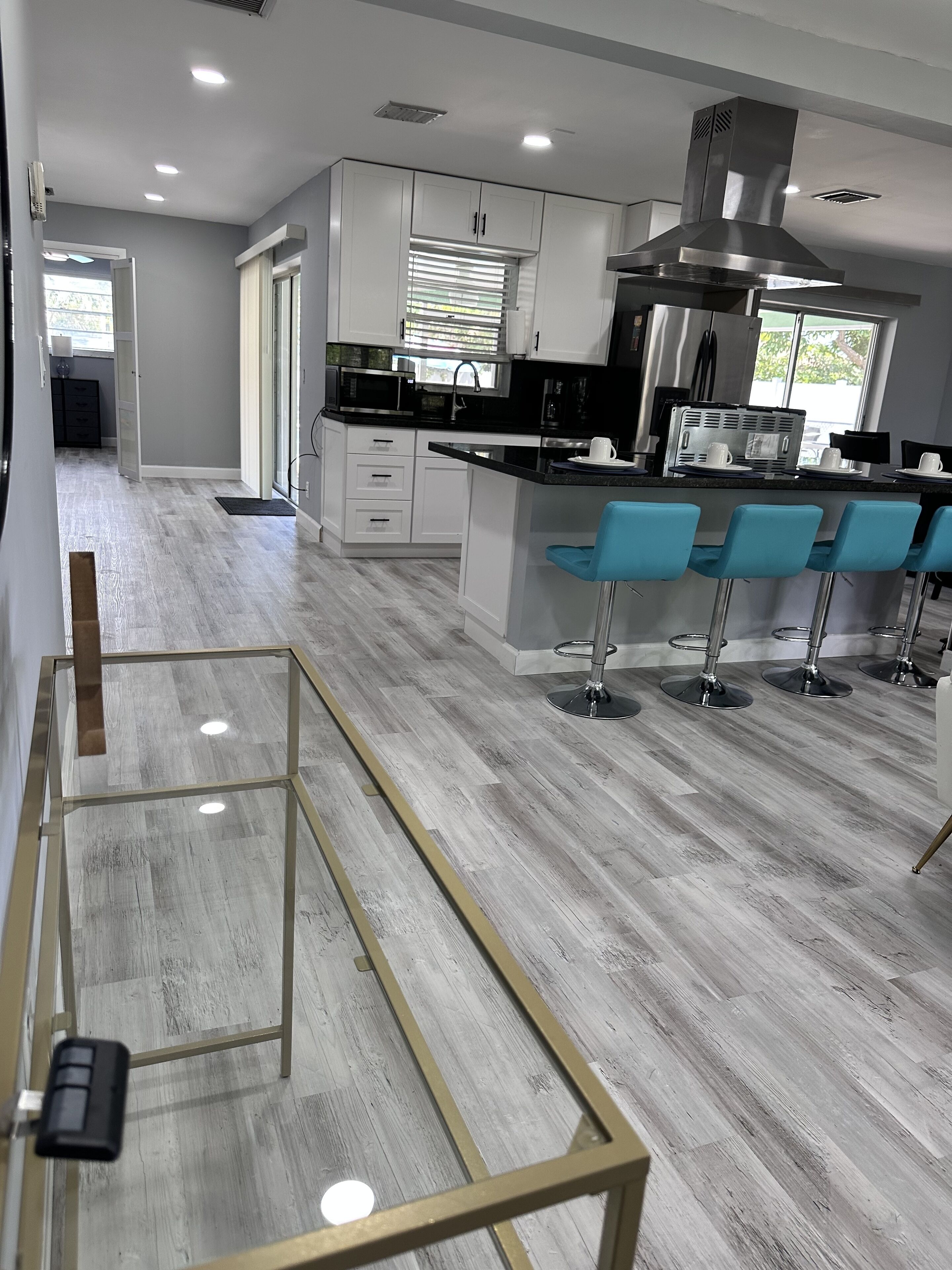 Entire Private PooL 4 bdrm home West Palm 5 min to the beach, airport, zoo