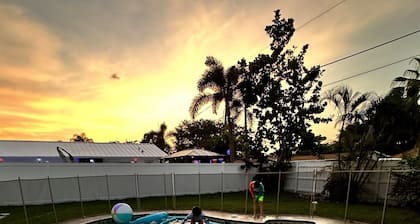 Entire Private PooL 4 bdrm home West Palm 5 min to the beach, airport, zoo