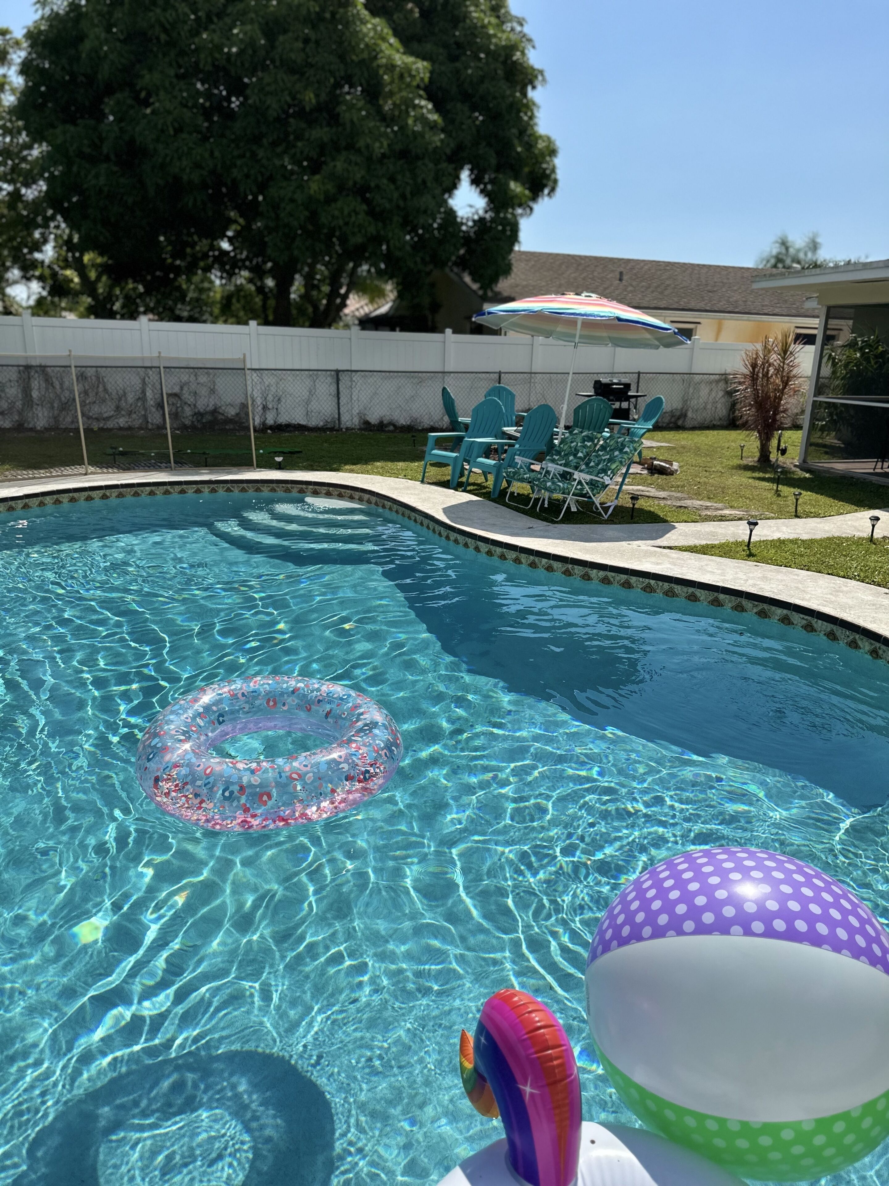 Entire Private PooL 4 bdrm home West Palm 5 min to the beach, airport, zoo