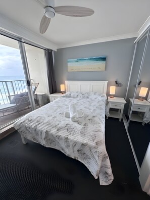 2 bedrooms, desk, iron/ironing board, travel cot - Absolute Beachfront Luxury | Heated Pool + 75" TV (Main Beach)