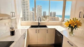 Refrigerador, microondas, horno y parrilla de estufa