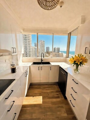 Een koelkast, een magnetron, een oven, een kookplaat