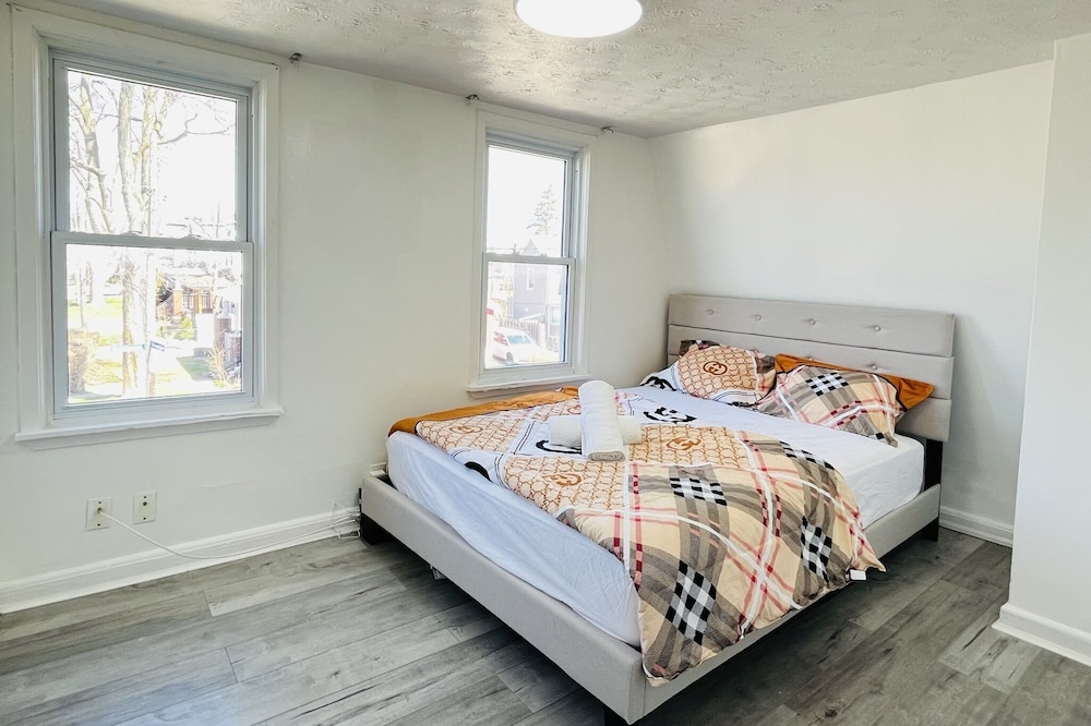 Walk to the Falls! Cozy and Lovely Home in Niagara