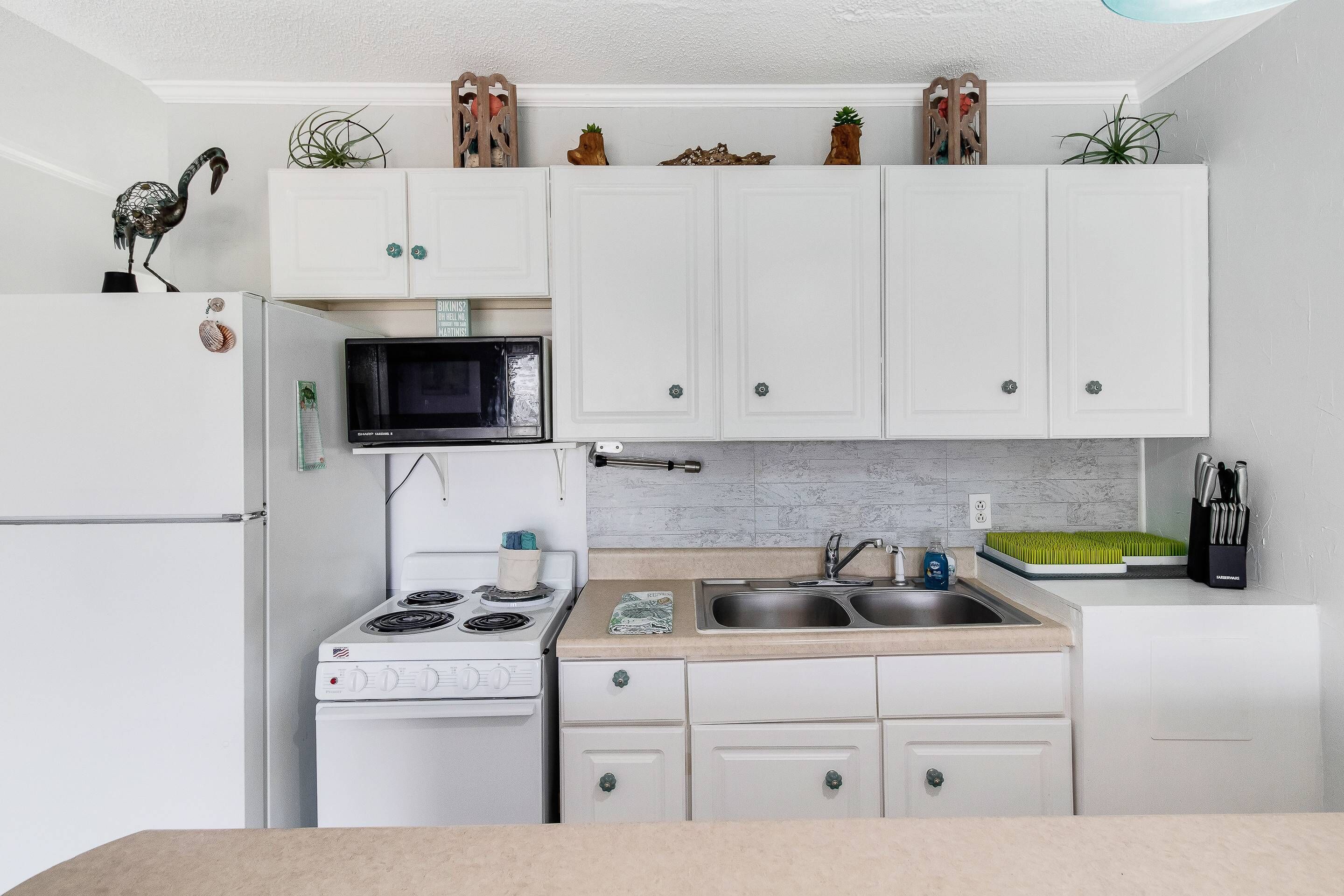 Hear the Ocean Waves from this Wonderful 2 Bedroom condo With Convenient Beach Access &amp; Restaurants