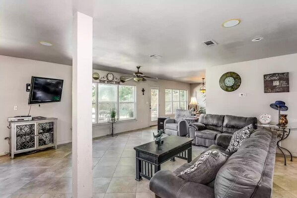 Living area - Waterfront 3 BR home with salt water pool (Fort Walton Beach)