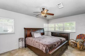 3 bedrooms, iron/ironing board, WiFi, bed sheets - Waterfront 3 BR home with salt water pool (Fort Walton Beach)