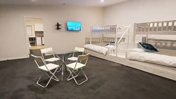 Family Room | Free WiFi, bed sheets