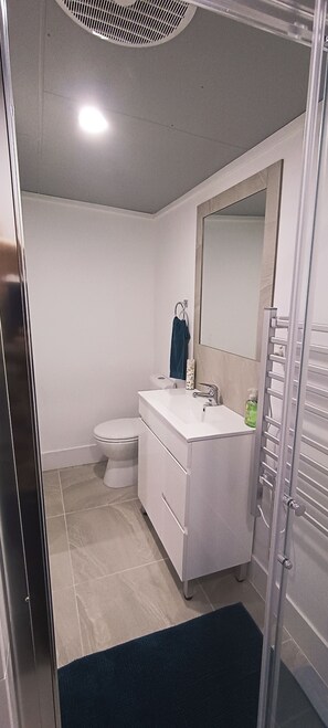 Family Room | Bathroom | Shower, towels - The Berri Bubble Lodge (Berridale)