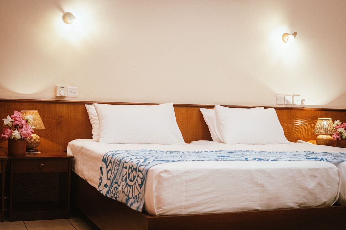 Kahden hengen deluxe-huone, parveke, järvinäköala | Ylelliset vuodevaatteet, memory foam -patjalliset sängyt, työpöytä