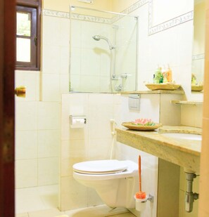 Shower, rainfall showerhead, hair dryer, bidet - Ayurveda Spring of life Resort (Piliyandala)