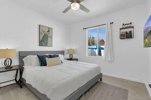 5 chambres, bureau, fer et planche à repasser, lit parapluie