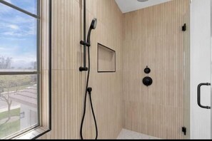 Badewanne, Haartrockner, Handtücher