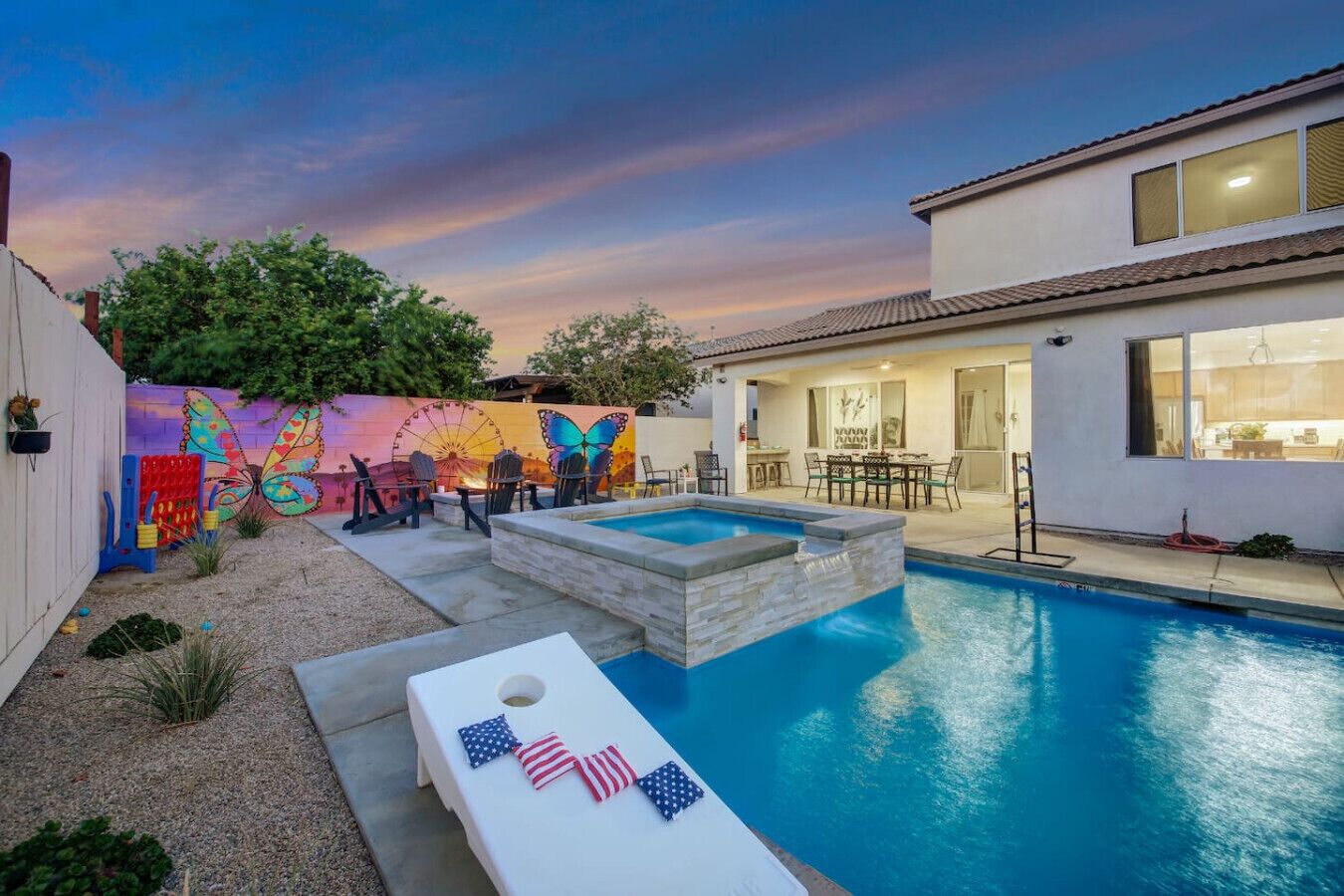 Een buitenzwembad, een verwarmd zwembad