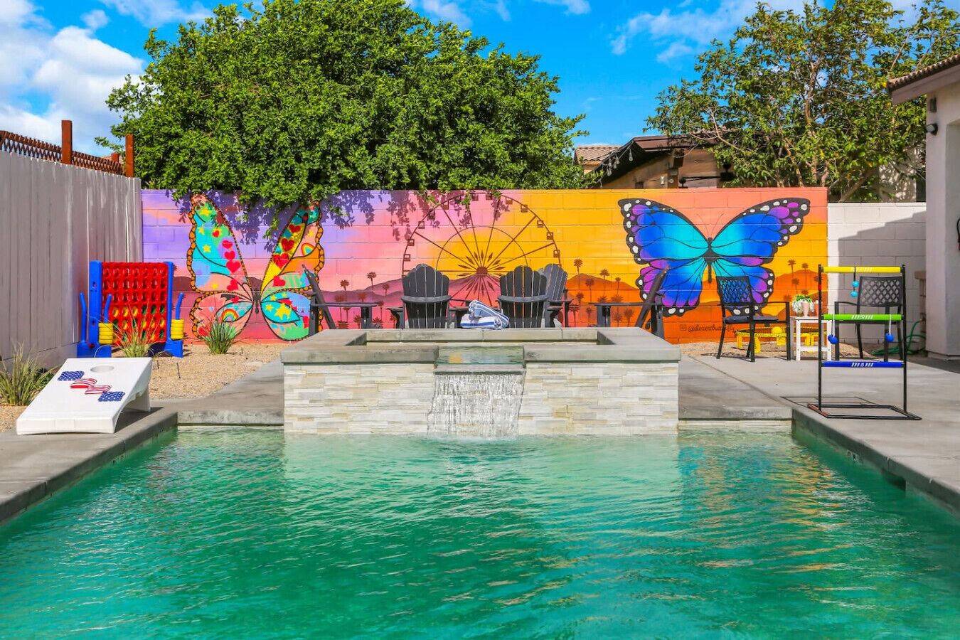 Een buitenzwembad en een verwarmd zwembad