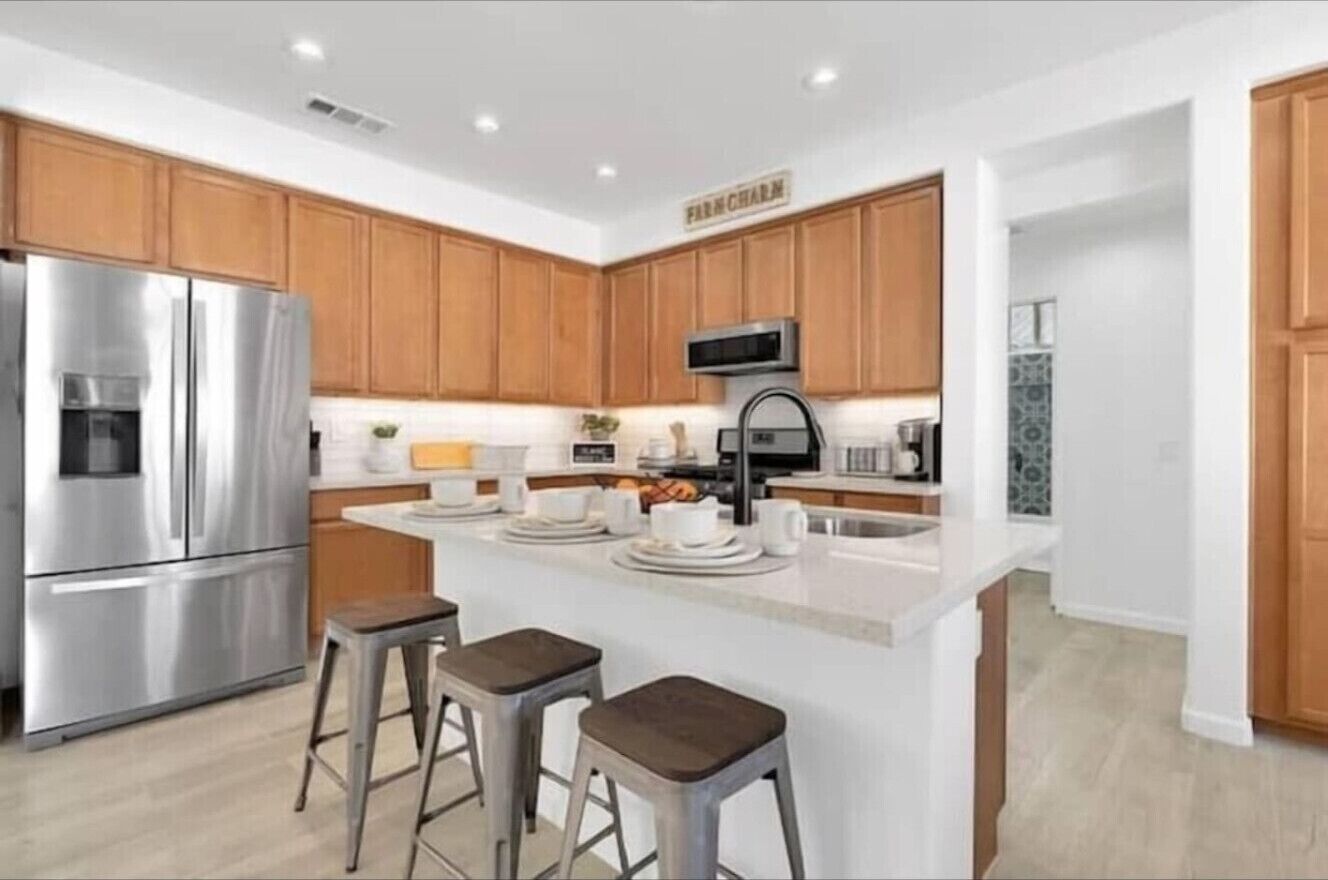 冷蔵庫、電子レンジ、オーブン、コンロ