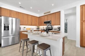 Frigorifero, microonde, forno, piano cottura