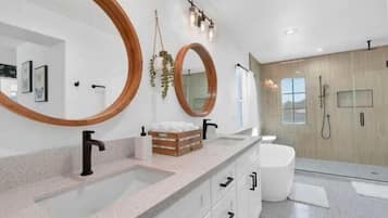 Baignoire, sĂšche-cheveux, serviettes fournies