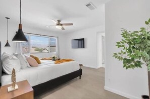 5 slaapkamers, een bureau, een strijkplank/strijkijzer, reisbedje