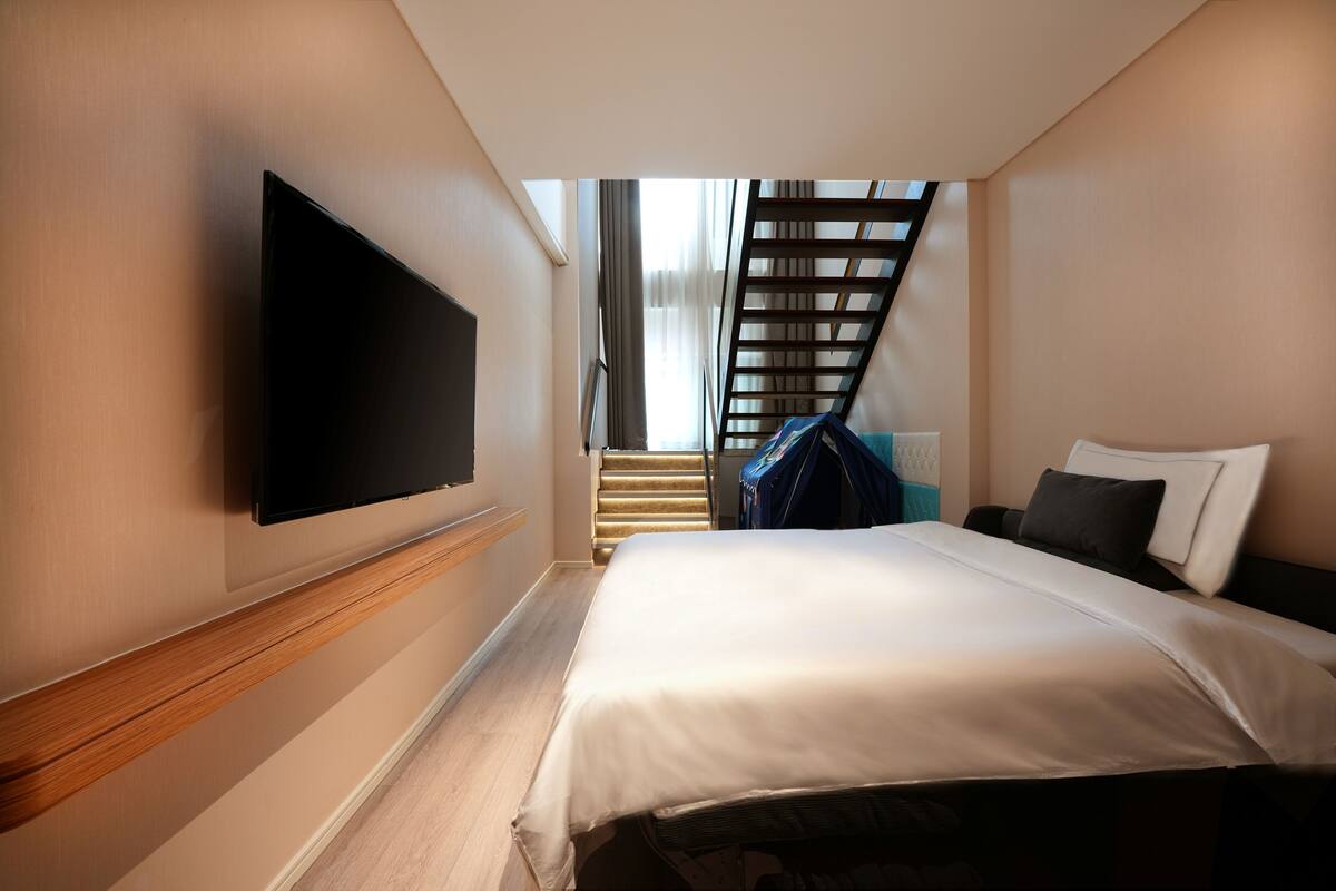 Loft Eksekutif, 1 Tempat Tidur King dengan tempat tidur Sofa, lantai mezzanine | Seprai premium, selimut bulu angsa, dan bantalan ekstra lembut