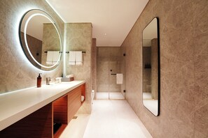 Standard King - Closed window | Bathroom - UrCove by HYATT Shanghai Lujiazui EXPO (Shanghai)