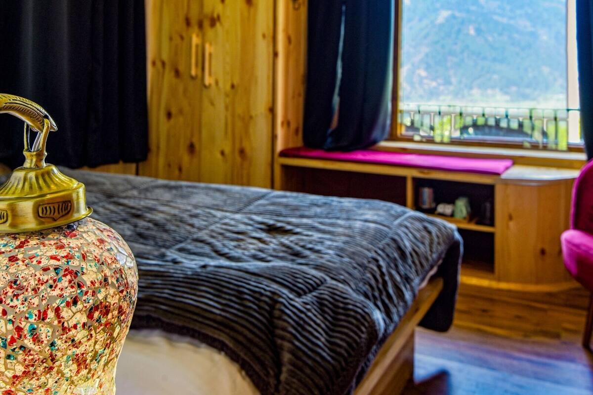 Premium bedding, down duvets, free WiFi, bed sheets