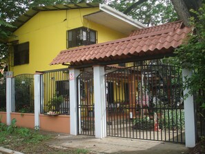 Exterior - Scrappy House, beautiful complete room 5 minutes from the beach! (Carrillo)