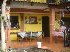 Outdoor dining - Scrappy House, beautiful complete room 5 minutes from the beach! (Carrillo)