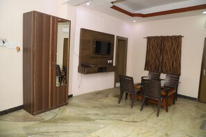 Family Room | Memory-foam beds, free WiFi, bed sheets - The Bagga Inn (Jabalpur)