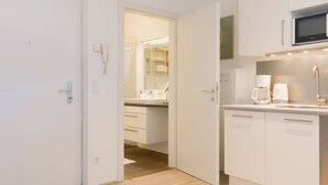 Coffee/tea maker, fridge, microwave, oven - Opera Apartment Top 13 - Christian Apartments (Vienna)