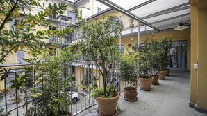 A balcony with potted plants and a view of the street below. - Italianway Collection - Corso Como 11 - C (Milan)