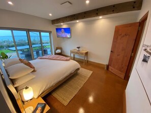 4 bedrooms, in-room safe, desk, iron/ironing board - Luxurious Homestead Retreat in Tulka (Tulka)