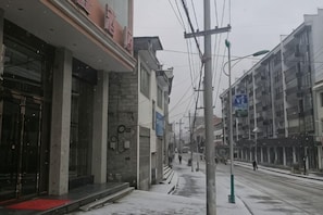 Una calle con edificios, aceras y una vía de tranvía.