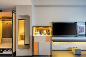 55-inch LCD TV with cable channels, TV, smart speakers - UrCove by Hyatt Shanghai Jinqiao Center (Shanghai)