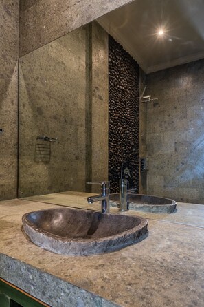 Deluxe Room | Bathroom - Huts Rock Ubud (Ubud)