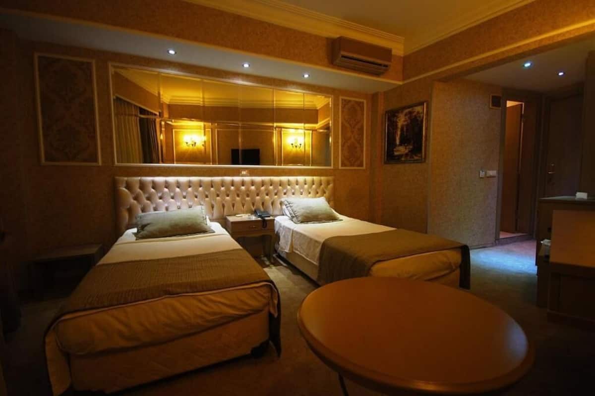 Habitación Deluxe con 2 camas individuales | Sábanas de algodón egipcio, ropa de cama de alta calidad, escritorio