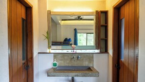 Deluxe Triple Room | Bathroom - Island Lyfe Adventures (El Nido)