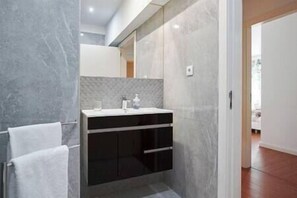 Shower, hair dryer - SO FAMILY PORTO - Spacious apartment located in one of the most typical areas of the centre of Porto (Porto)