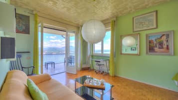Family House, 1 Bedroom, Mountainside (Easy Panorama Apartment Stresa Hill) | Living area | 21-inch Smart TV with digital channels, stereo