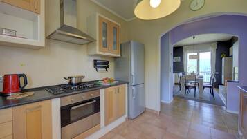 Family House, 1 Bedroom, Mountainside (Easy Panorama Apartment Stresa Hill) | Private kitchen | Fridge, oven, stovetop, dishwasher