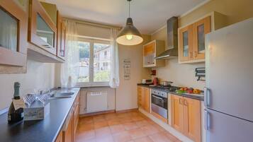 Family House, 1 Bedroom, Mountainside (Easy Panorama Apartment Stresa Hill) | Private kitchen | Fridge, oven, stovetop, dishwasher