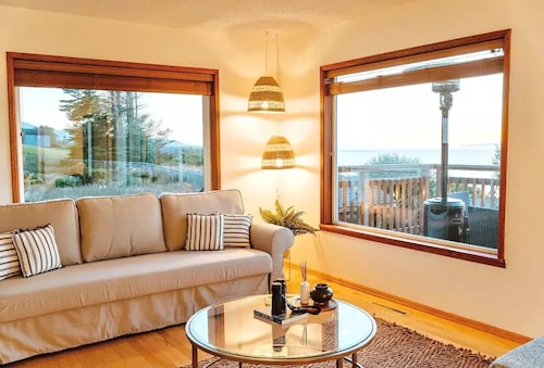 Bluff Cottage - Waterfront home near Olympic National Park