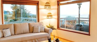 Bluff Cottage - Waterfront home near Olympic National Park