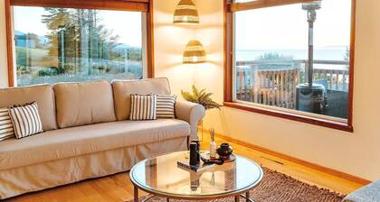 Bluff Cottage - Waterfront home near Olympic National Park