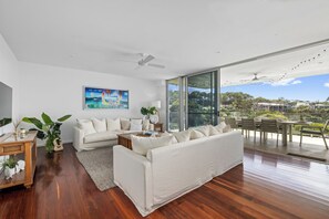 Smart TV, reproductor de DVD, estéreo, oficina