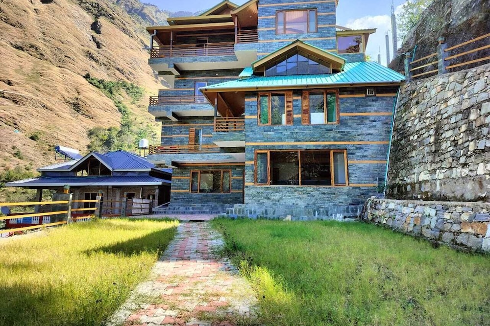 Tirthan Villa and Resort