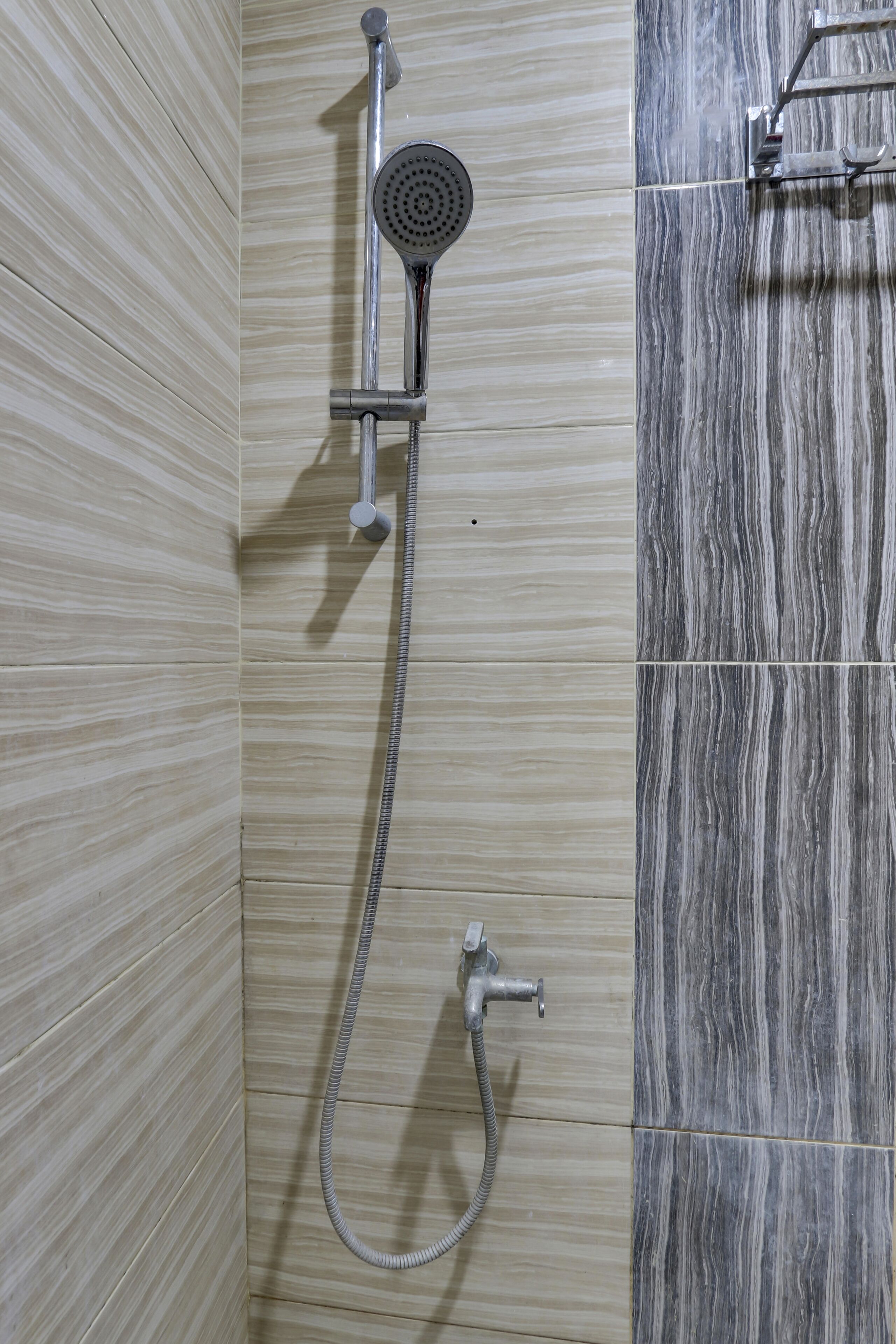 Standard Twin Room | Bathroom | Shower, rainfall showerhead, toilet paper