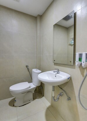 Deluxe-Doppelzimmer | Badezimmer | Dusche, Regendusche, Toilettenpapier