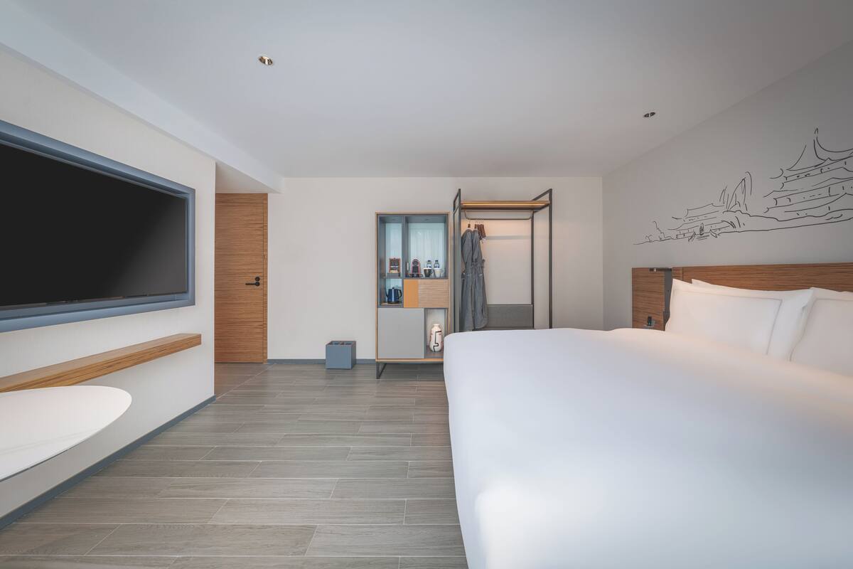 Deluxe Double Room, 1 Bedroom | Down duvets, memory-foam beds, free minibar, in-room safe